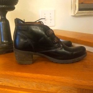 Pikolinos ankle booties (black and brown).